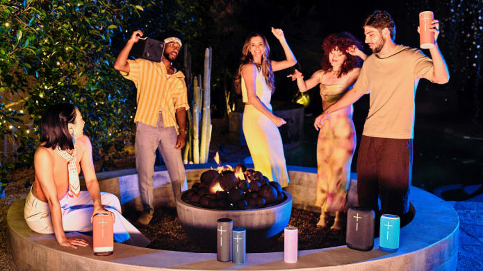 Gente de fiesta con Megaboom 4